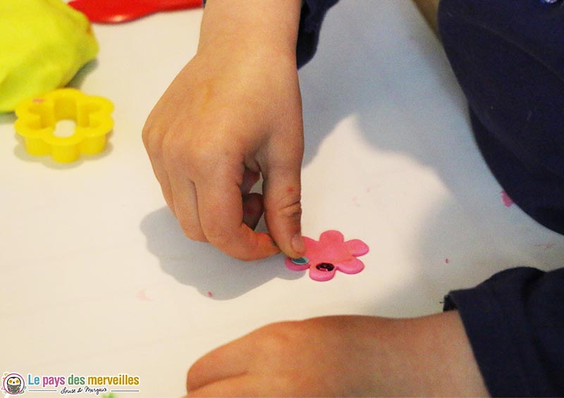 décorer une fleur en pâte à modeler avec des sequins