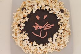 gateau au chocolat et pop-corn en forme de lion