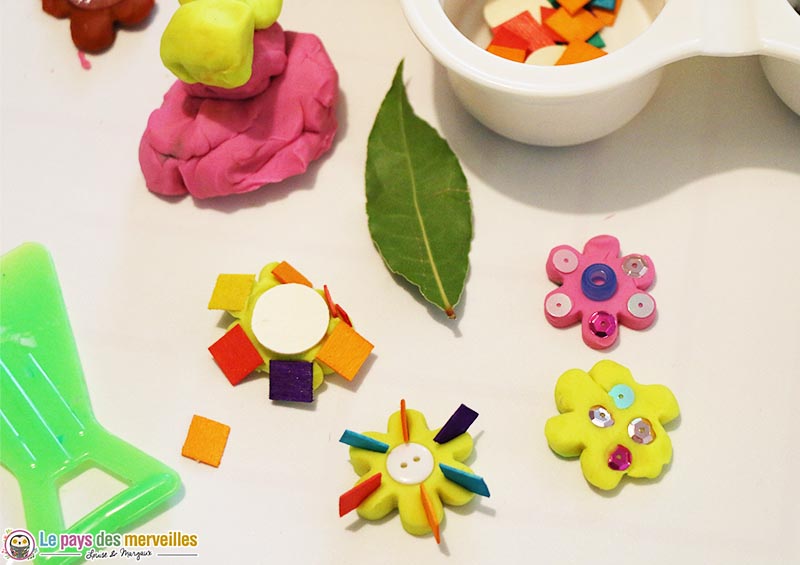 fleurs en pâte à modeler pour la maternelle 