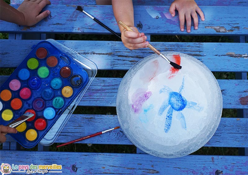 peinture à l'eau sur un glaçon géant