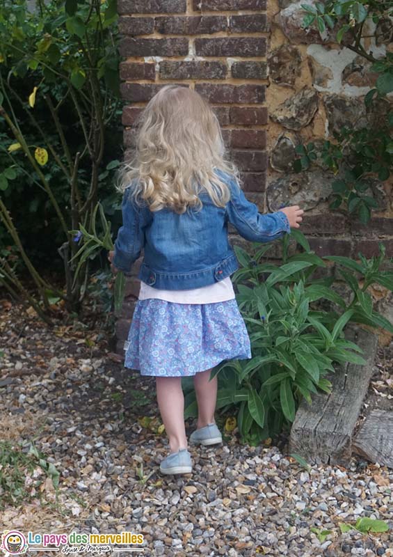 cheveux blonds bouclés enfant de 3 ans 