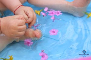 Bain sensoriel avec des pétales de fleurs 