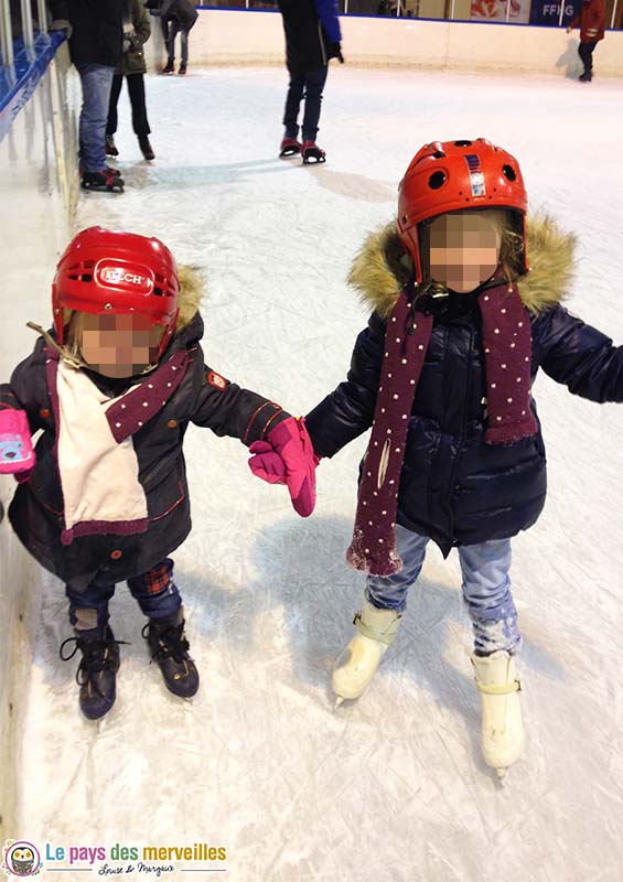 patinoire avec deux enfants 