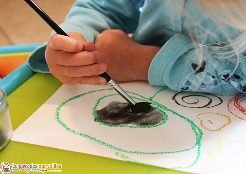 peinture à l'eau sur un dessin à la pastel à l'huile 