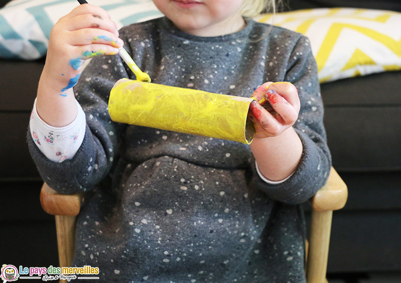 peinture sur un rouleau en carton 