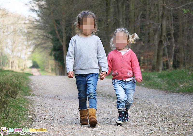 Marcher les yeux fermés dans la forêt 