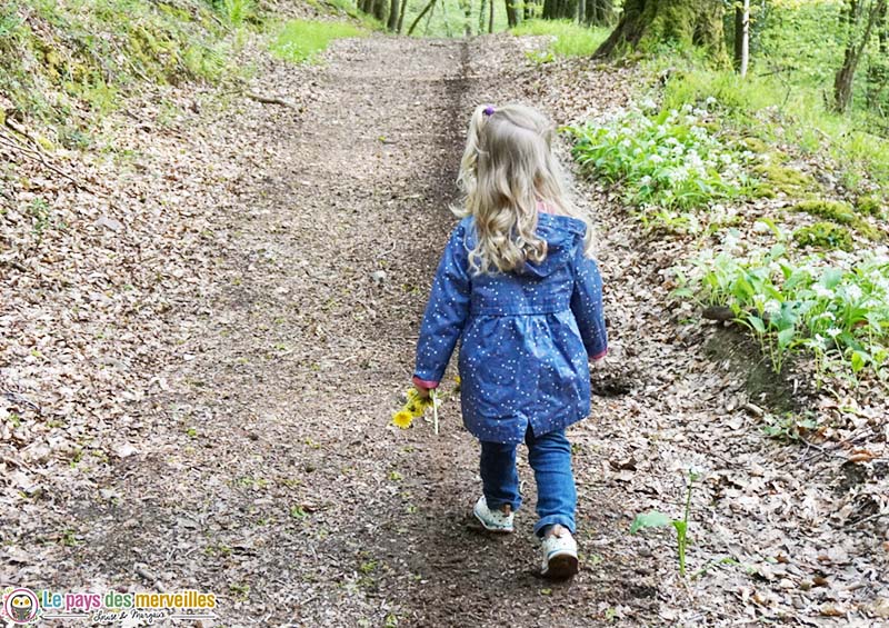 petite fille qui marche dans la foret 