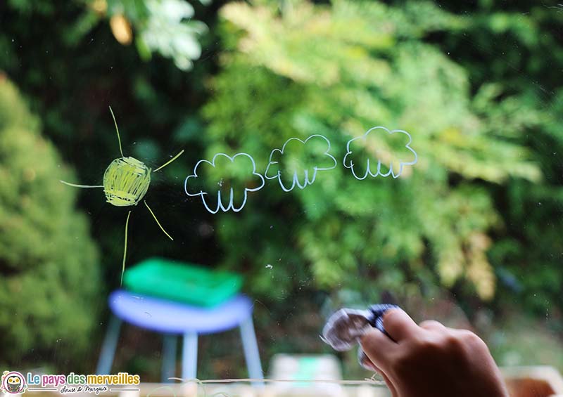 effacer un dessin sur une vitre avec un chiffon humide