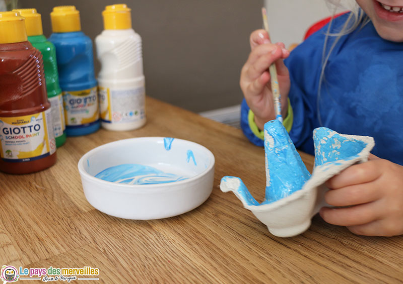 peinture bleu sur une boite à oeufs