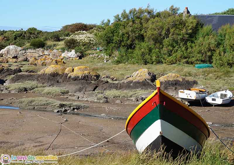 Bateau à marée basse sur les îles chausey 