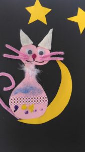 Bricolage enfant d'un chat sur la lune