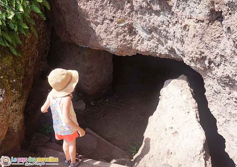 visite du site troglodytes de Jonas avec des enfants