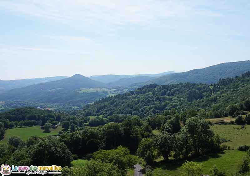 paysage site troglodytes de Jonas en Auvergne