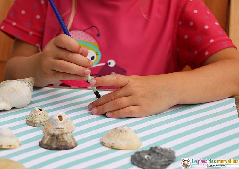 activité enfant de peinture sur des coquillages