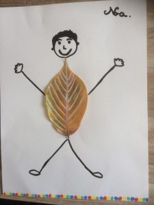 feuille d'arbre transformée en bonhomme 