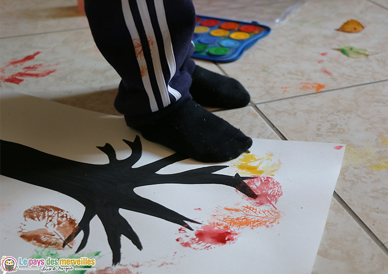 empreintes de feuilles d'arbre avec les pieds