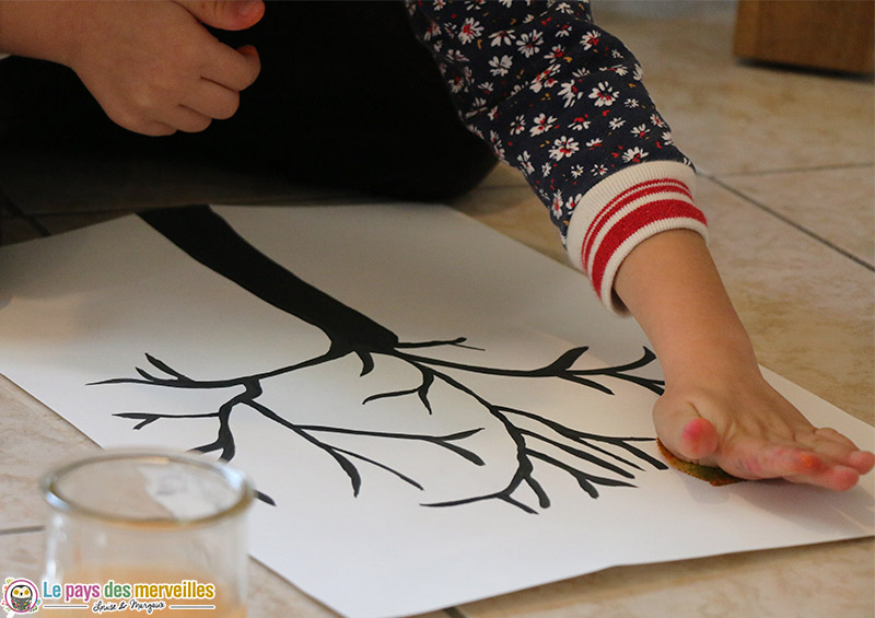 Peindre la silhouette d'une feuille d'arbre avec de la peinture