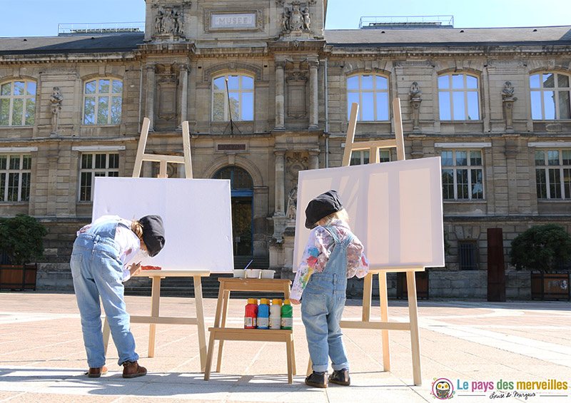 enfant peintre devant le musée des beaux-arts de Rouen