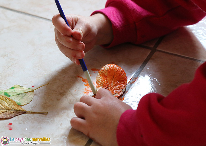 peindre sur une feuille d'arbre