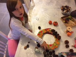 couronne d'automne avec des pommes de pin