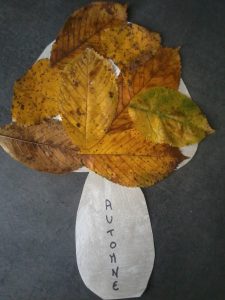 champignon d'automne en collage de feuilles