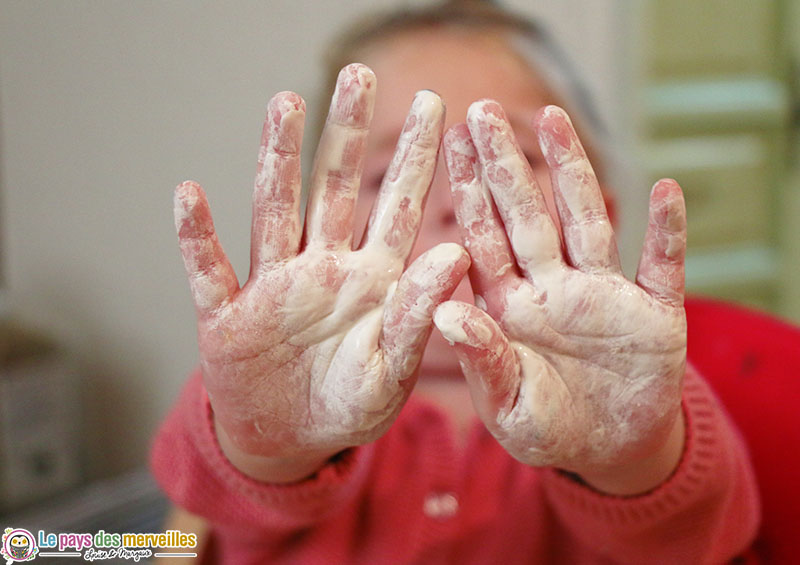 Peinture blanche avec les mains