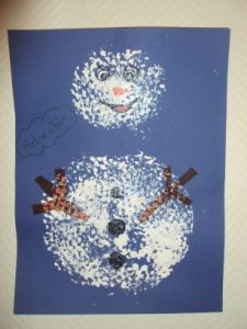 bonhomme de neige peint avec une brosse à vaisselle