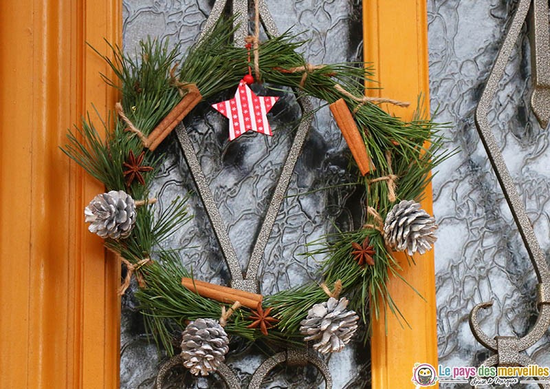 Couronne de Noël avec des branches de pin