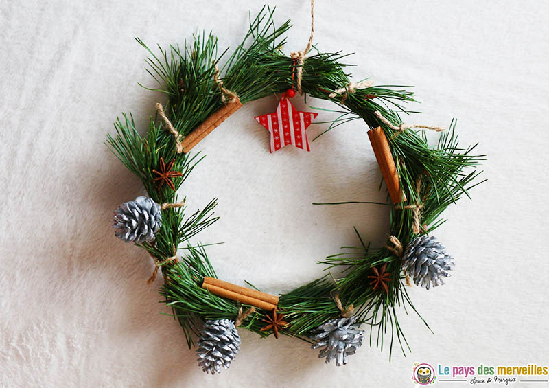 Couronne de l'avent avec des branchages de pin 