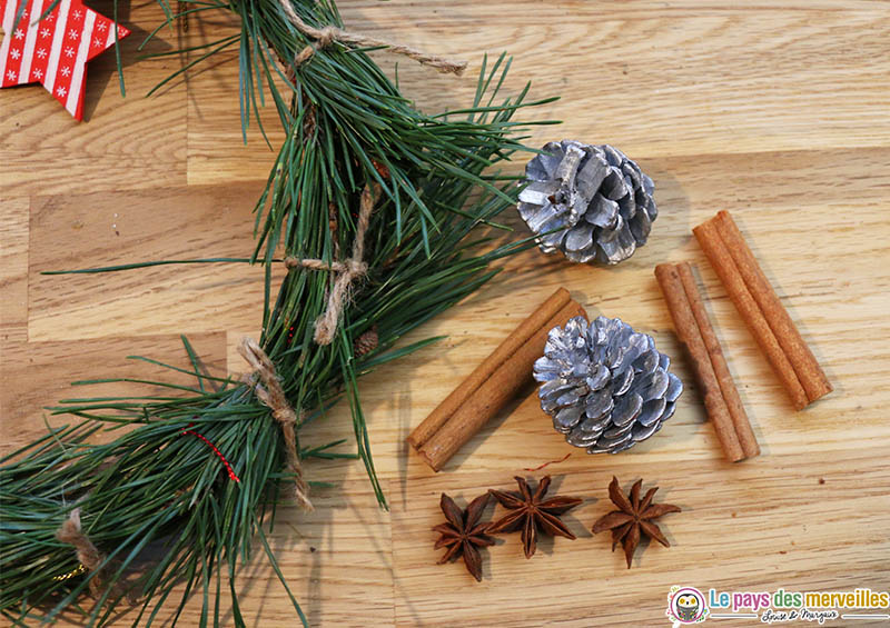 Décoration d'une couronne de Noël avec des élements naturels