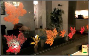 peinture sur les vitres avec des feuilles d'arbre