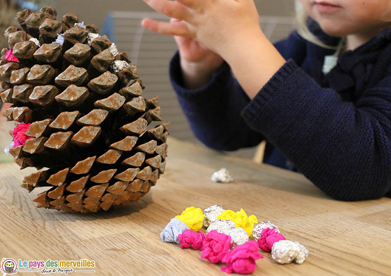 pomme de pin décorée avec du papier 