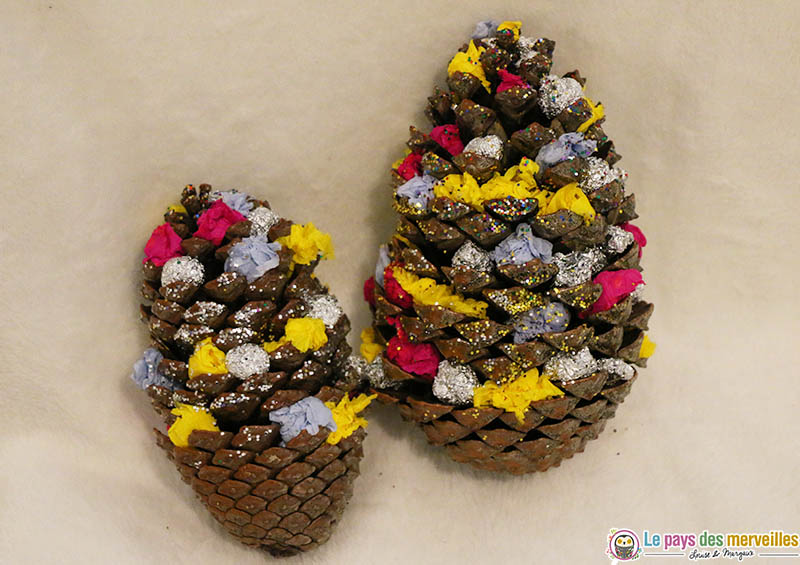 Pommes de pin de Noël décorée avec des boulettes de papier