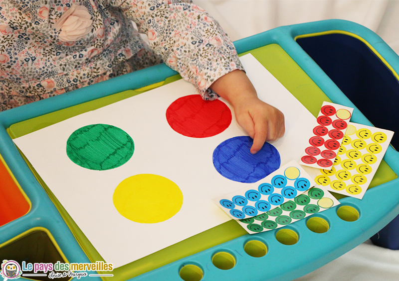 Activité Montessori de tri de couleurs avec des gommettes colorées