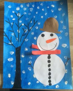 Bonhomme de neige, arbre d'hiver et peinture au coton-tige