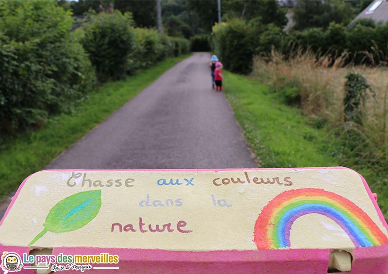 Chasse aux couleurs dans la nature avec une boite à oeufs