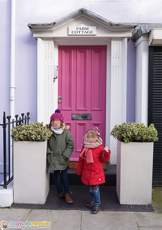 Enfants devant une maison colorée de Nothing Hill 