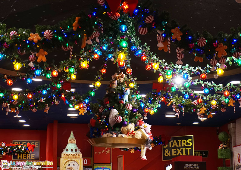 Décorations de Noël au magasin de jouets Hamleys à Londres