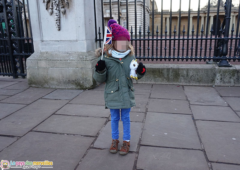 Devant les grilles de Buckingham Palace