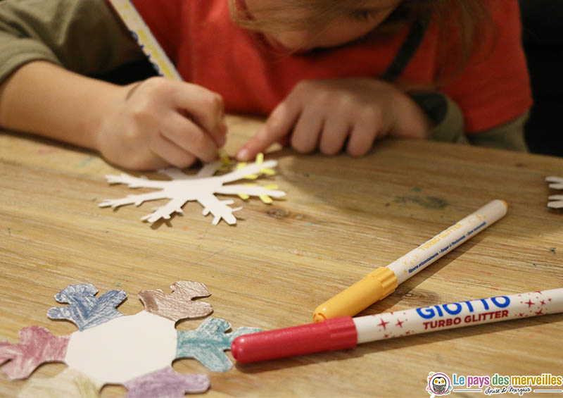 Décorer des flocons de neige en papier 