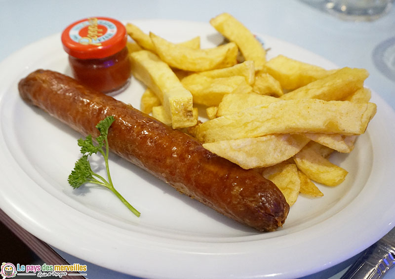 Saucisse et frites du menu enfant du restaurant Poppies à Londres