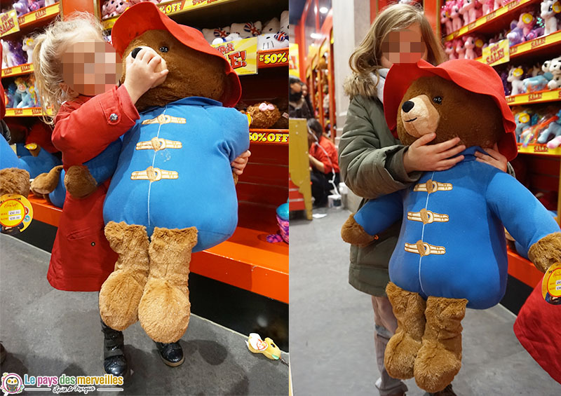 Peluche Paddington géante au magasin de jouets Hamleys à Londres