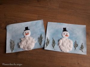 Bonshommes de neige en coton dans un decor hivernal