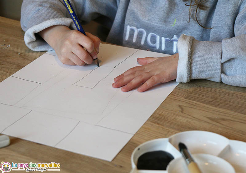 Enfant qui dessine un arbre au crayon à papier