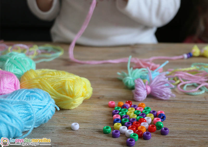 enfiler des perles sur de la laine