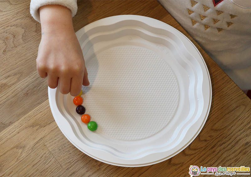 bonbons skittles dans une assiette