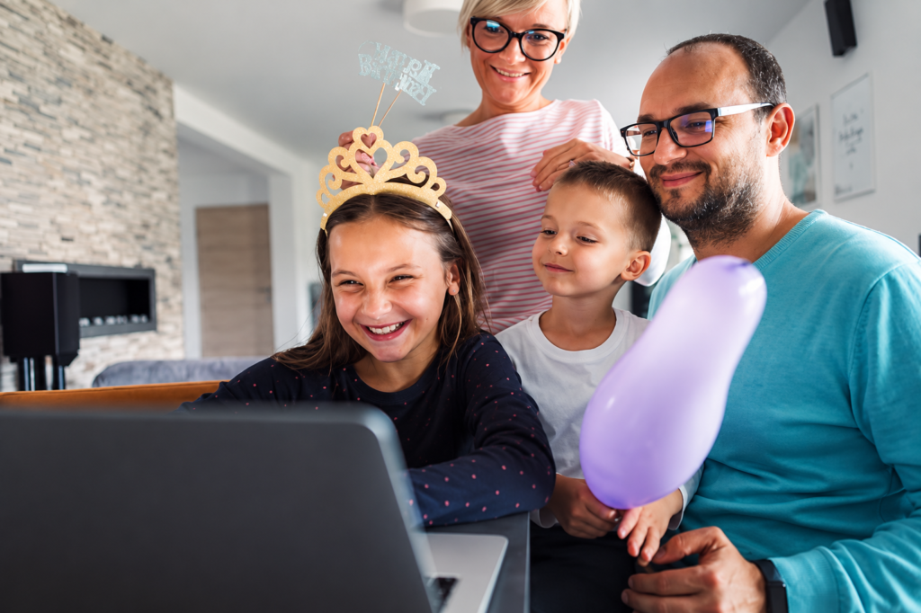 Famille regardant ensemble un diaporama d'anniversaire sur un ordinateur