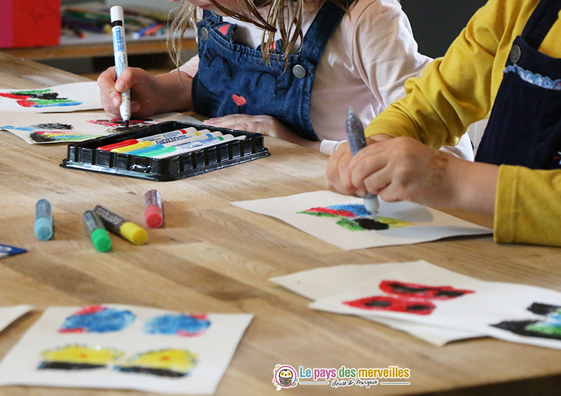 Bricolage de printemps avec de la peinture, paillettes, feutres