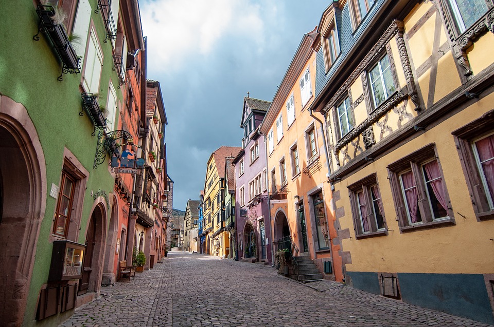 Rue colorée de Kaysersberg en Alsace