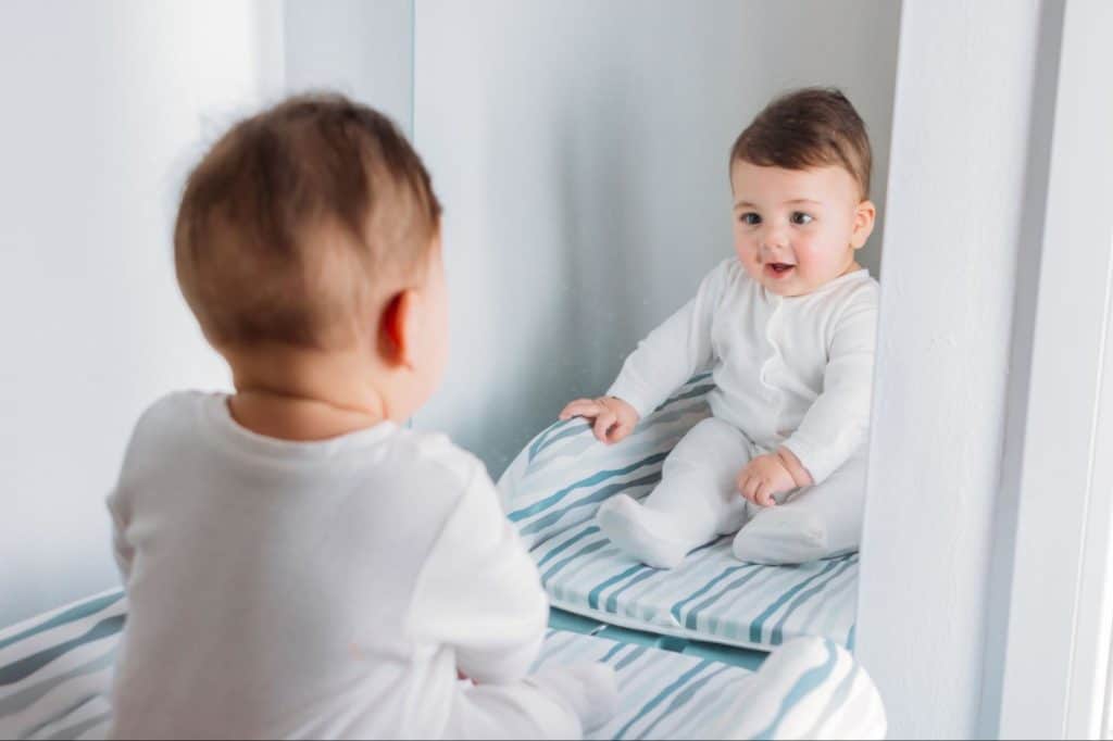 Activité bébé miroir